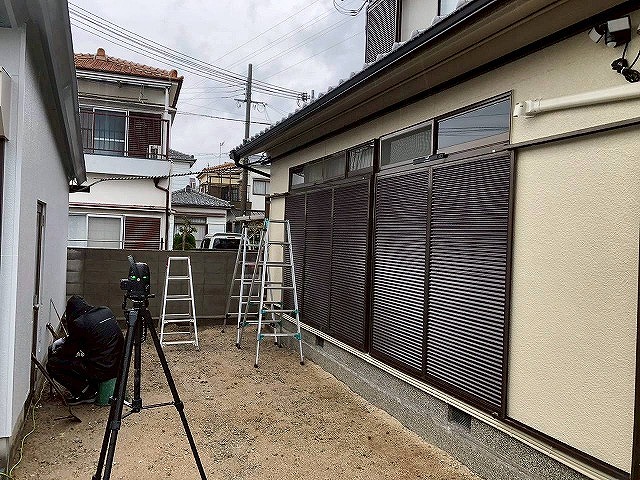 加古川市にて外構リフォームをスタート！ポリカ屋根の設置と土間工事の準備を進めます